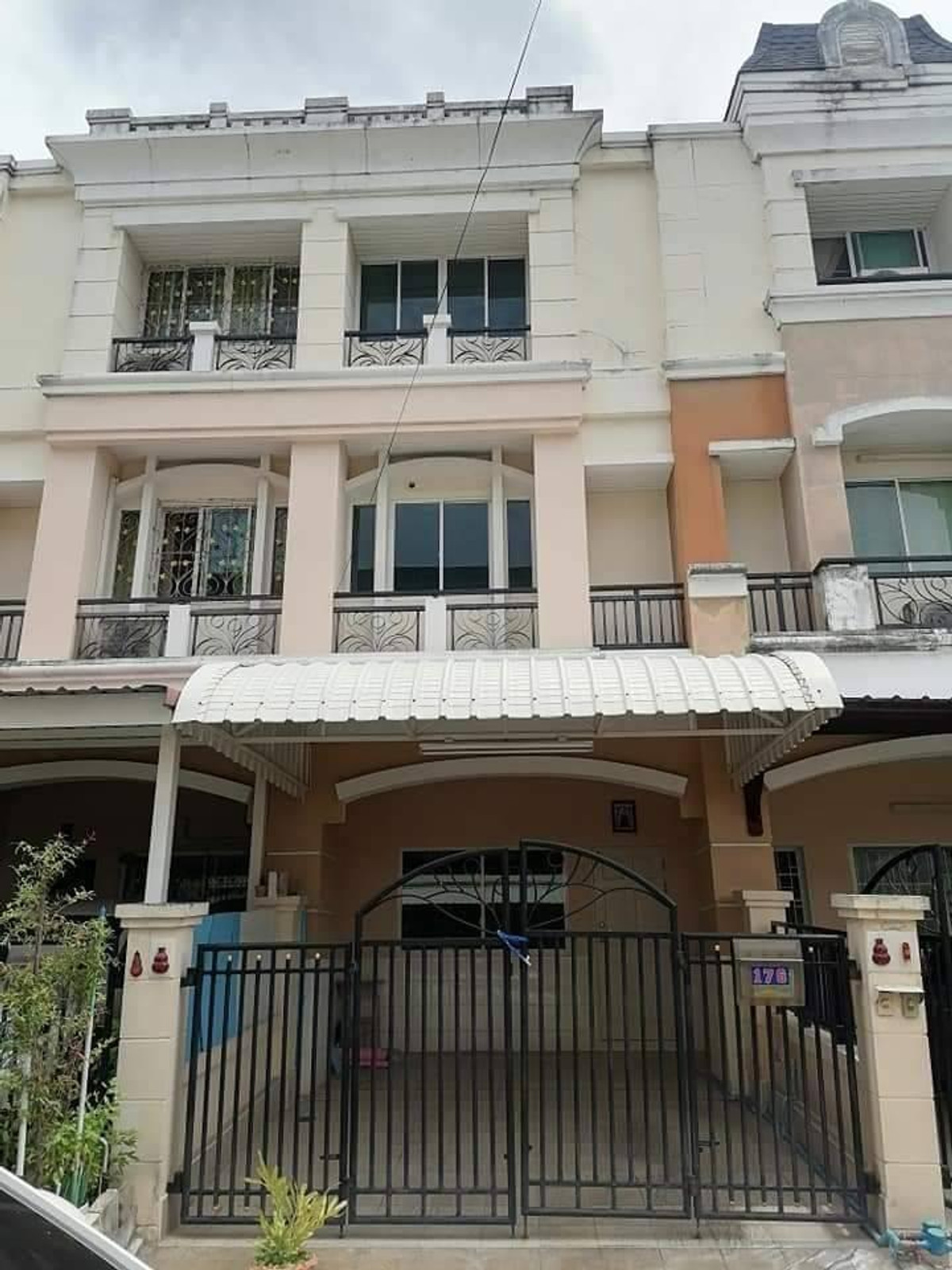 ( selling directly) Townhome for sale in Prinyalak Sathorn-Kanchanaphisek Village, Kanchanaphisek Soi 10, 3 stories, 18 sq.wa., 4 bedrooms, 3 bathrooms. Village swimming pool available. ( selling directly) Townhome for sale in Prinyalak Sathorn-Kanchanaphisek Village, Kanchanaphisek Soi 10, 3 stories, 18 sq.wa., 4 bedrooms, 3 bathrooms. Village swimming pool available.