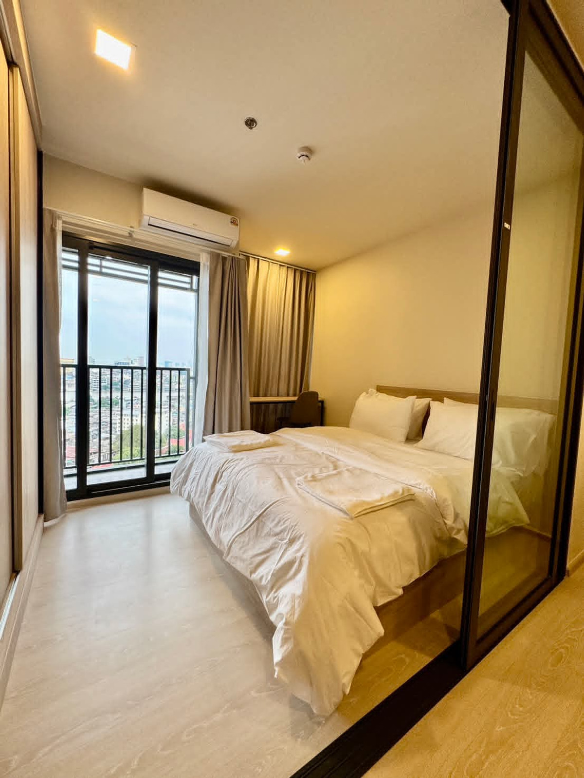 ให้เช่า 𝐅𝐥𝐨 𝐛𝐲 𝐬𝐚𝐧𝐬𝐢𝐫𝐢 ห้องวิวเมืองชั้น 18 เฟอร์นิเจอร์ครบพร้อมอยู่ RW007514 – รูปที่ 3