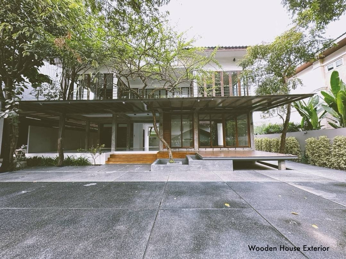 For rent, single office building, 2-3 floors @ Ratchadaphisek 32 - Lat Phrao, parking for 10 - 15 cars, near MRT Ratchada 1.5 kilometers, sitting and driving, very convenient.