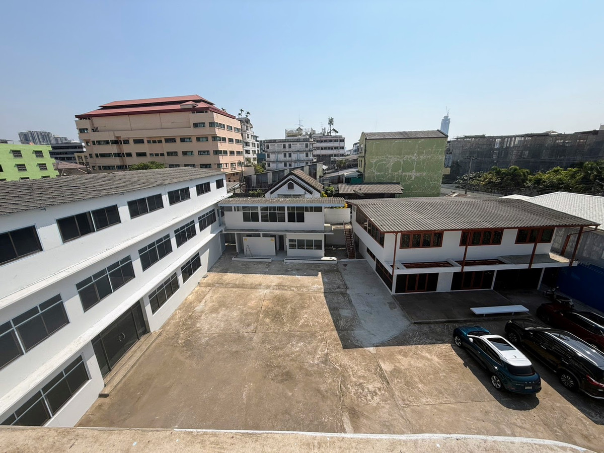 For RENT Office Space 2066sqm with Cargo Lift Large Parking Space Chan43 Near CBD Sathorn Silom BTS Surasak BTS Saint Louis