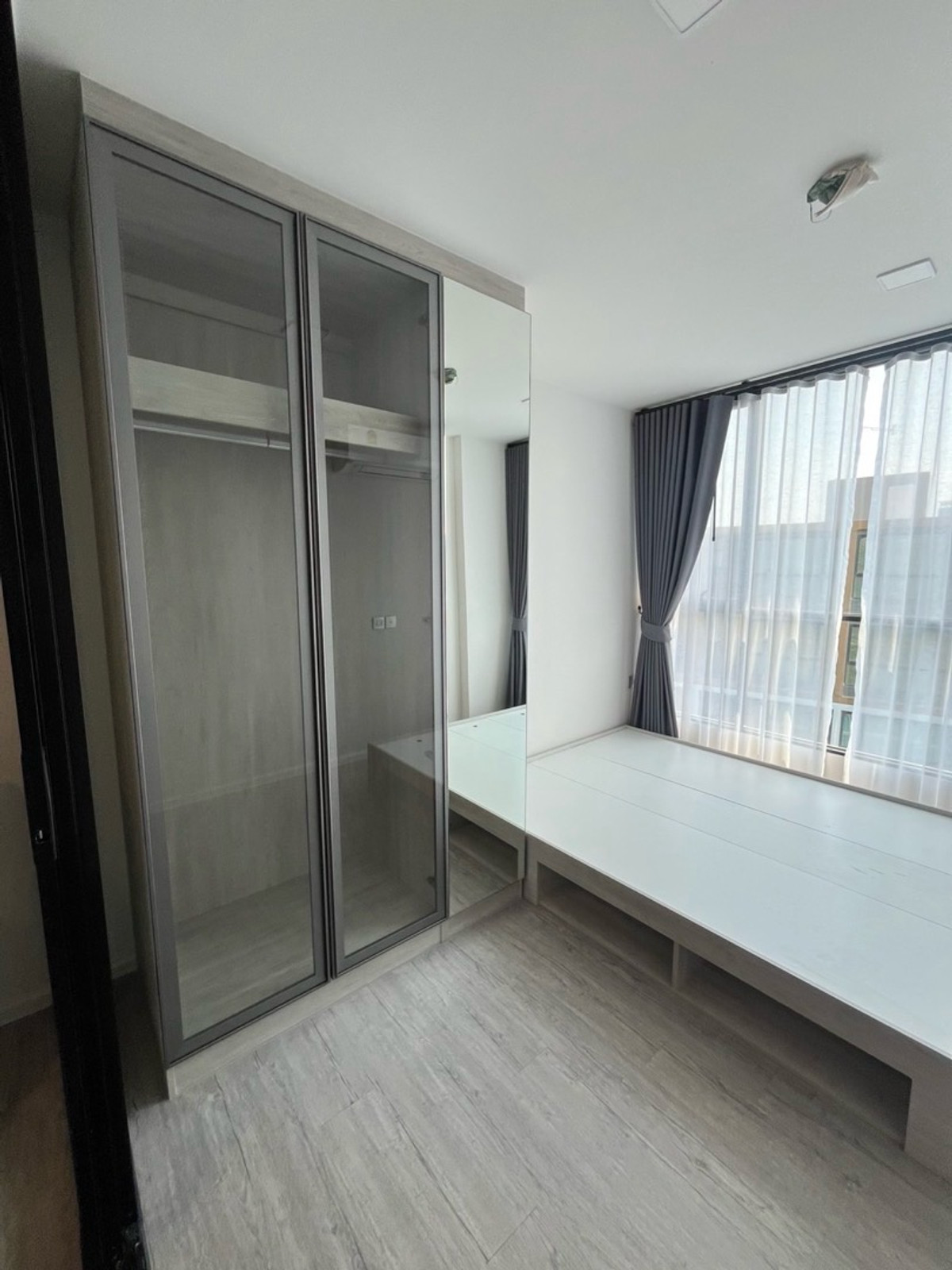 New room, never passed by a tenant, Condo for rent Atmoz Tropicana Bangna (Atmoz Tropicana Bangna) Room size: 27 sq m Floor: 8 Building/Building: E ​​Price: 10,000 baht Nearby places: Yellow Line MRT.