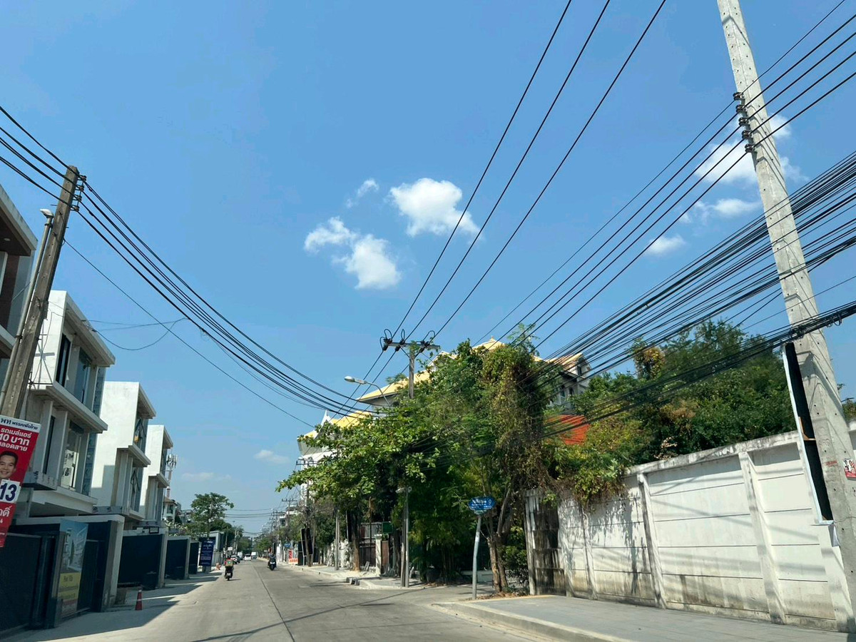 Urgent for rent Land in Ramkhamhaeng 21, beautiful plot, good location, negotiable price. Urgent for rent Land in Ramkhamhaeng 21, beautiful plot, good location, negotiable price.