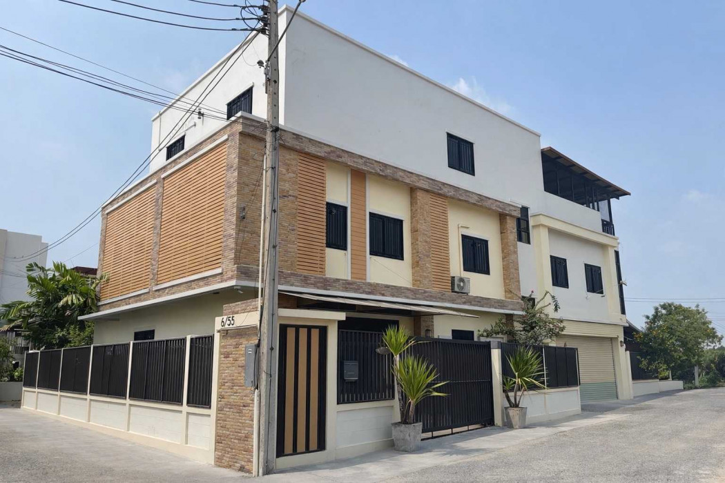 Single house for sale, opposite Sakua Lao Ee Shrine, 507 sq m, 82 sq wah, near Ban Bueng Hospital. Single house for sale, opposite Sakua Lao Ee Shrine, 507 sq m, 82 sq wah, near Ban Bueng Hospital.