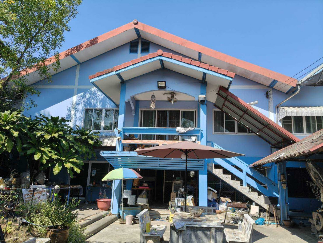 Land for sale in the heart of Phitsanulok city, with a house, on 2 rai of land.