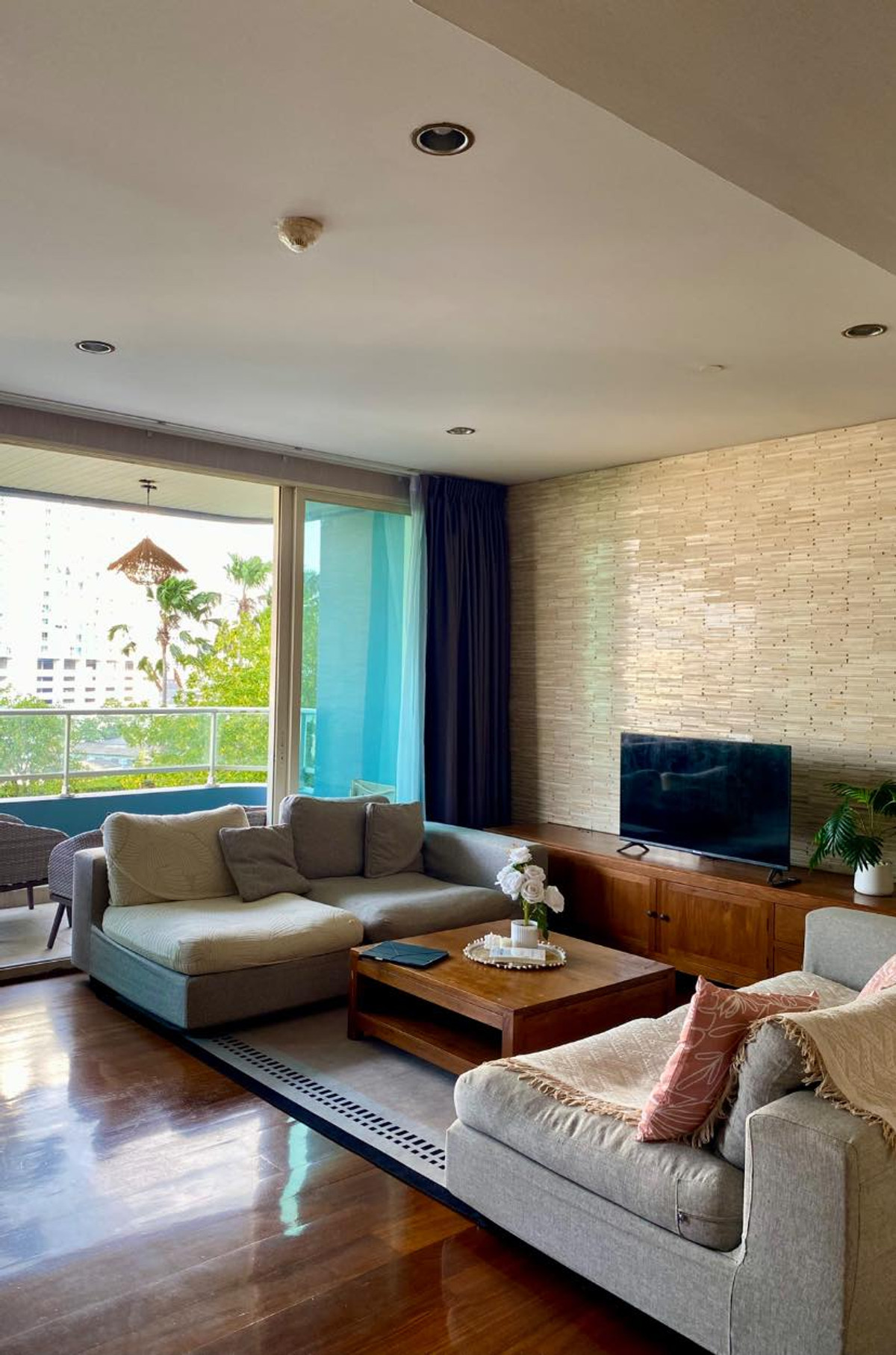 Riverfront 145 sq.m. Pet-Friendly Free Transfer Riverfront 145 sq.m. Pet-Friendly Free Transfer