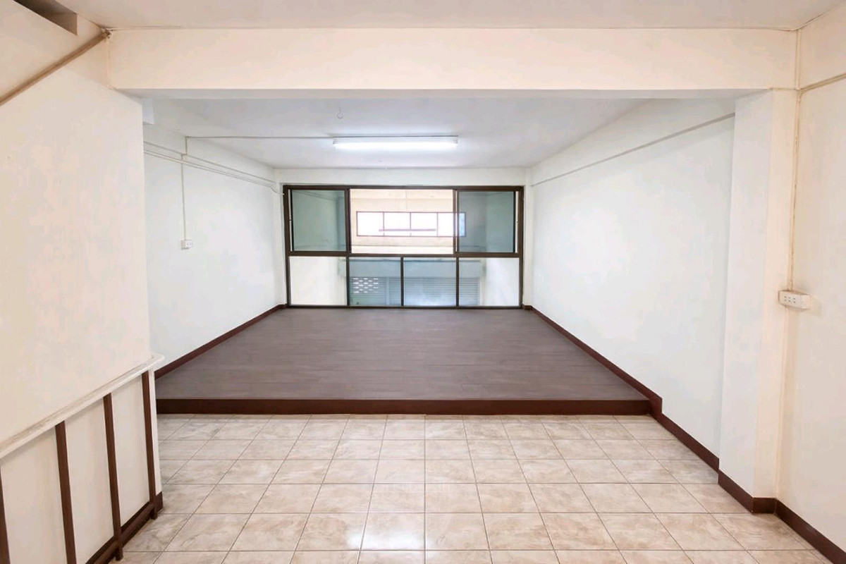 Commercial building for sale at the entrance of Soi Phetkasem 81, Nong Khaem.