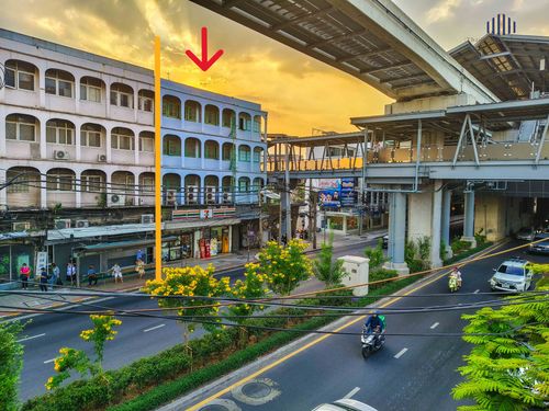 Best value! Extremely rare! **0-meter distance to the MRT!** Urgent for rent: **4.5-storey shophouse building**, **3 units**, total land size **48 sq.wah**, directly on **Lat Phrao Road**, connected to the **Yellow Line MRT (Chokchai 4 Station)**.