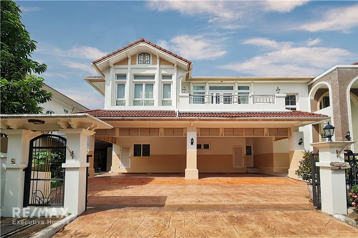 Urgent sale! House with large land of 181 sq m., near Suan Luang Rama 9, only 2.5 km.