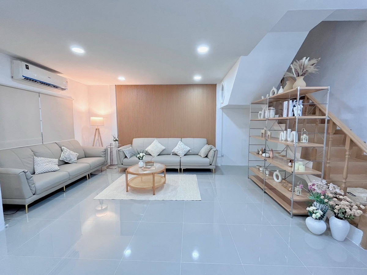 💕Huai Khwang HouseHouse for rent Huai Khwang 5 bedrooms, 3 bathrooms, Ratchada 18, near MRT Huai Khwang. Air conditioning in every room, newly renovated 💕 available and ready to move in ✨