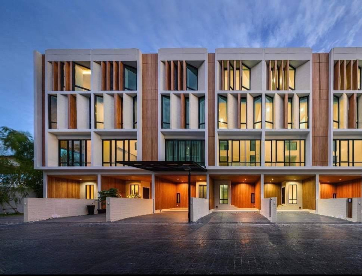 ✨ 3.5 story townhouse for sale, special price, last unit in Ratchada 32 area, 3 bedrooms, corner plot, privacy, close to the BTS, convenient travel.
