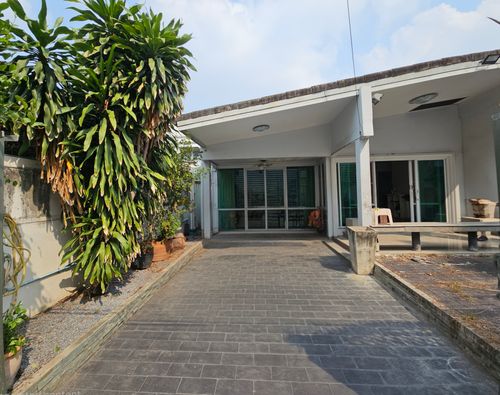 Land for sale plus house (64 sq m.) Soi Ratchada Niwet 1/1, near MRT Huai Khwang, only 1.7 km.