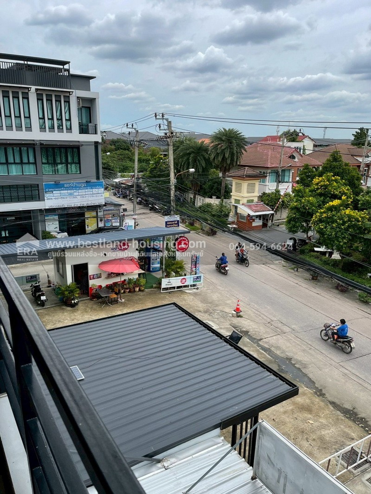 ขายทาวน์โฮม 3 ชั้น ติดถนนลาดพร้าว 101 แยก 42 พื้นที่ 33 ตารางวา จอดรถด้านหน้า 5 คัน ทำเลดีมาก – รูปที่ 2