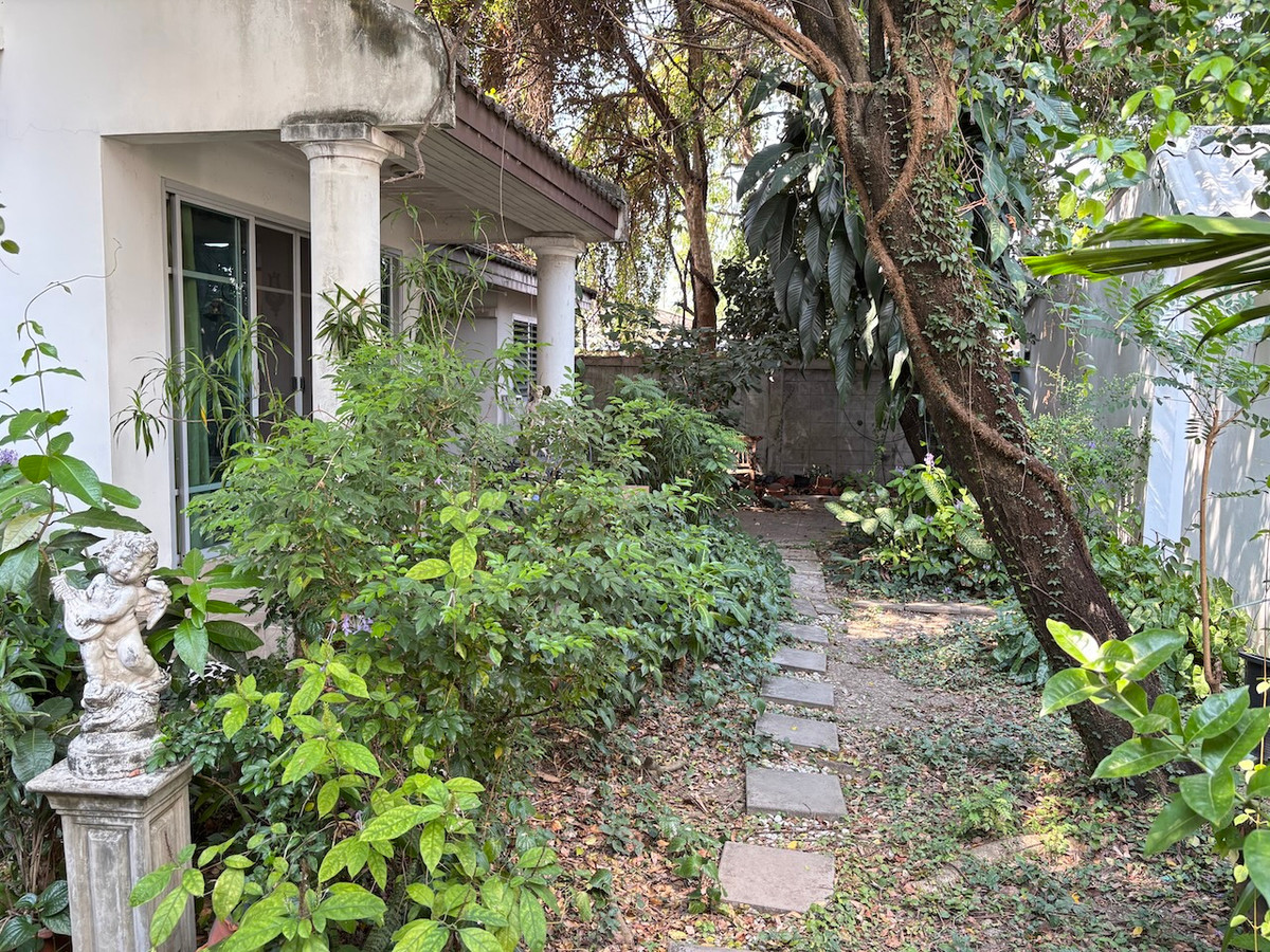 Single house 82 sq m., self-built, beautifully decorated, shady, resort style. There is a maids room. Located in Soi Nawamin 24 Single house 82 sq m., self-built, beautifully decorated, shady, resort style. There is a maids room. Located in Soi Nawamin 24