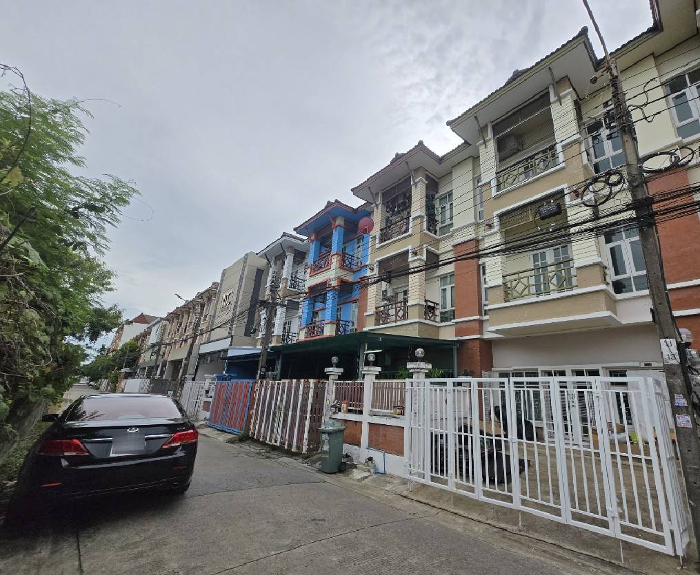 For rent, 3-story townhome, Soi Chaloem Phrakiat Rama 9, Soi 25. For rent, 3-story townhome, Soi Chaloem Phrakiat Rama 9, Soi 25.