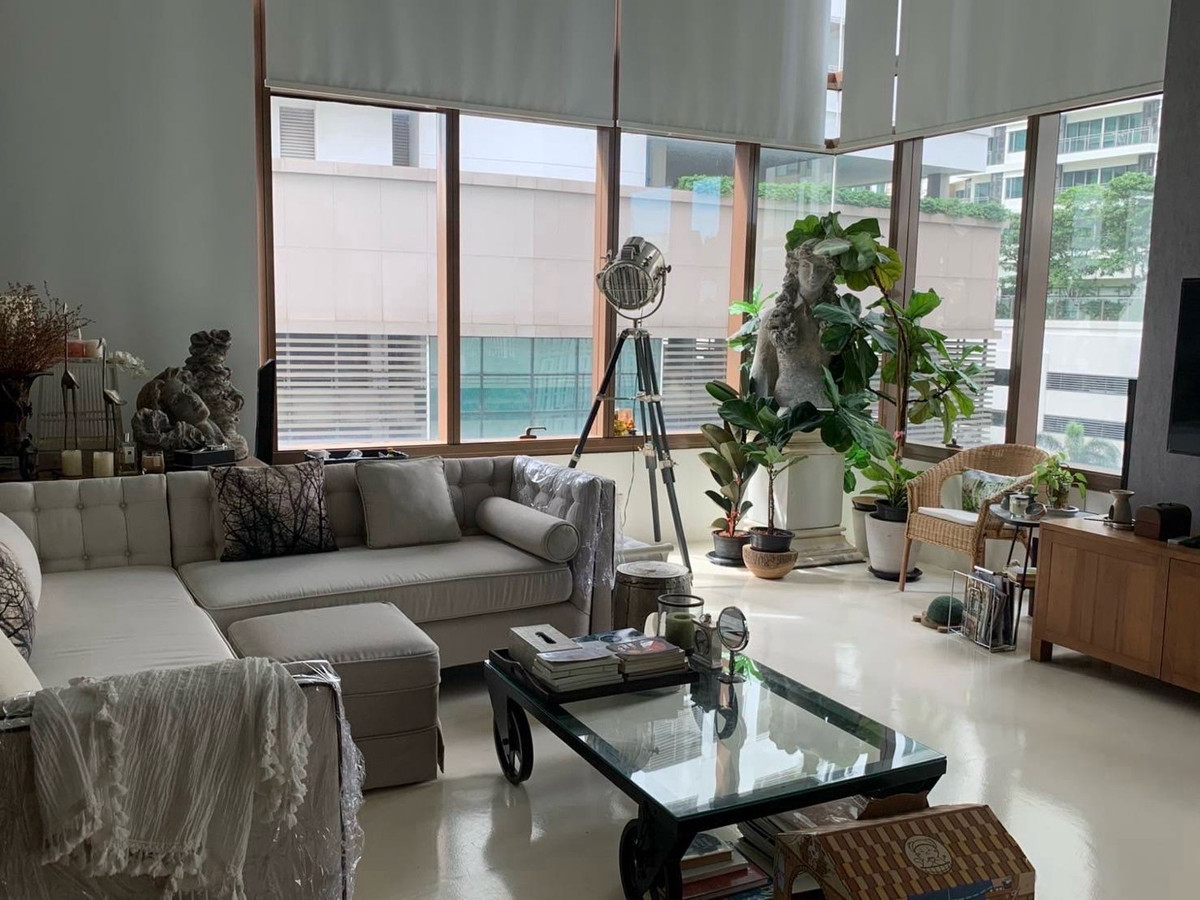 For rent: The Emporio Place. Extra large room, wide balcony - 0816037454