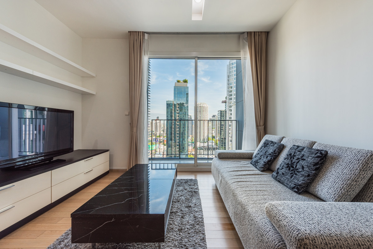 Newly renovated condo in Thonglor area, fully furnished, BTS view, ready to move in. Newly renovated condo in Thonglor area, fully furnished, BTS view, ready to move in.