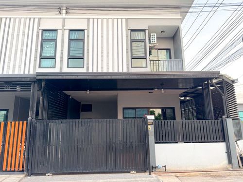 2-story townhome for sale in Laem Chabang, Sunshine Natural. Convenient location. Transfer fees waived.
