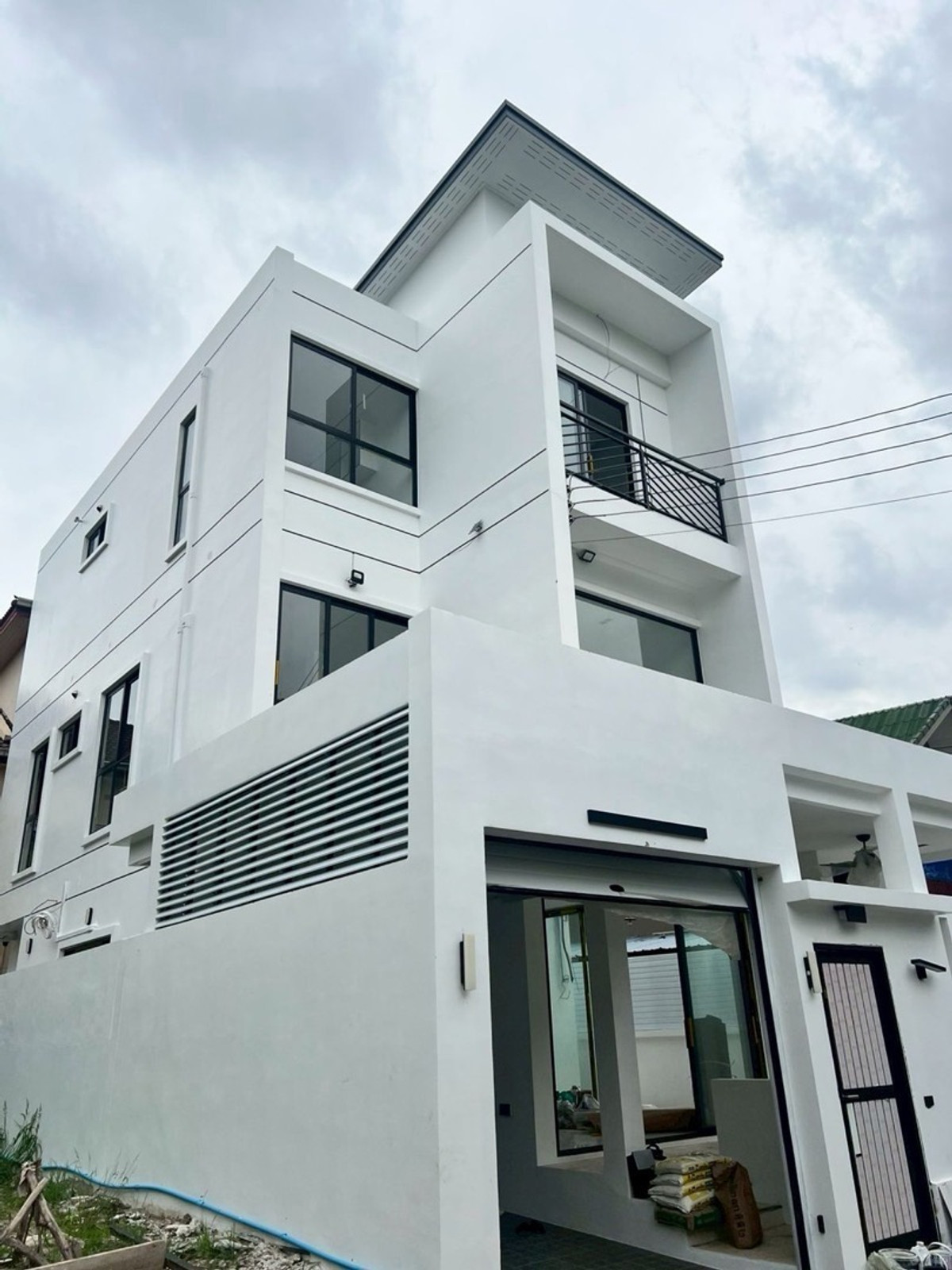 Newly Built 3-Storey House for Rent or Sale in Town in Town 310 sq.m Corner Plot Pet-Friendly Near Expressway