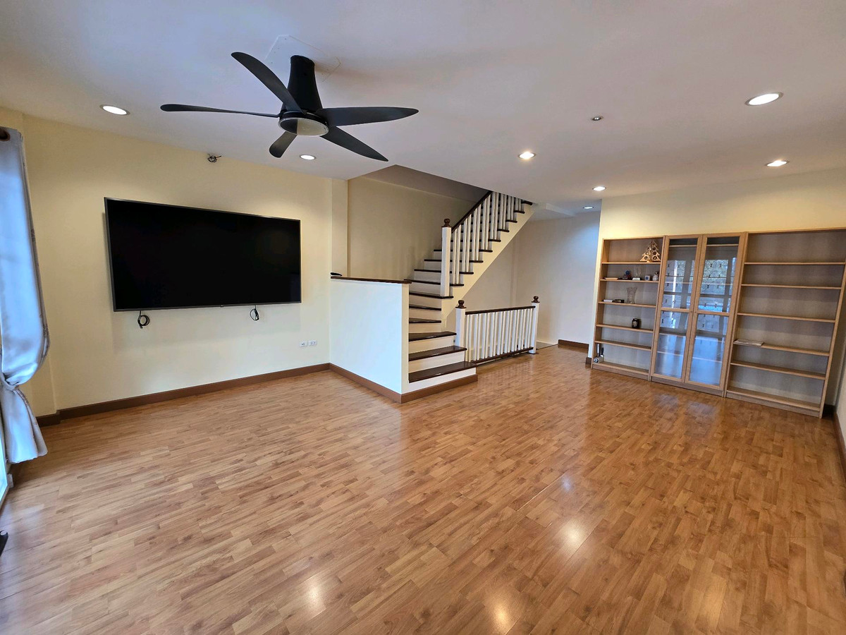 Home office/residential house for sale, ready to move in, 3 floors, potential location next to Zeer Rangsit.