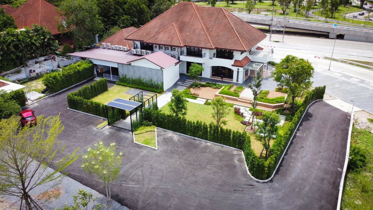 Shop for rent, large commercial space, 1,700 sq m, main road location, Phran Nok - Phutthamonthon Sai 4, with complete system. Shop for rent, large commercial space, 1,700 sq m, main road location, Phran Nok - Phutthamonthon Sai 4, with complete system.