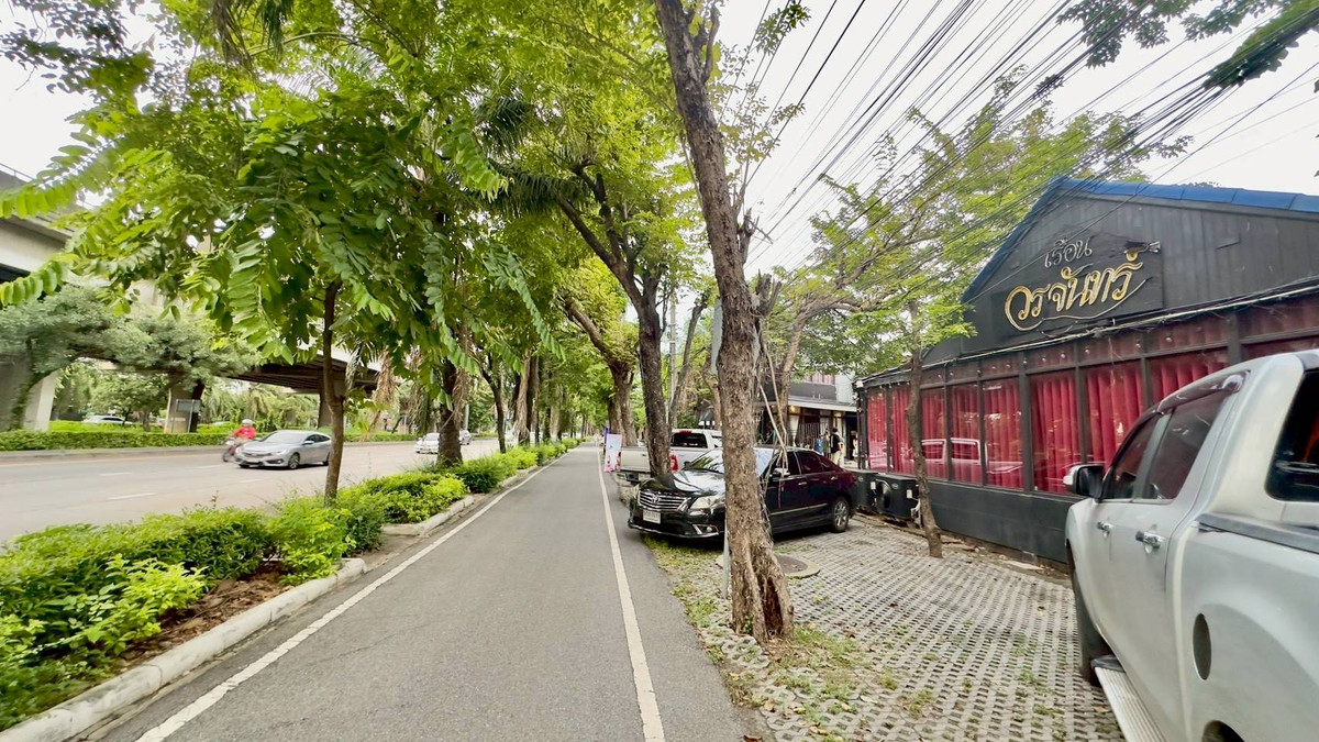 Land for rent with buildings Along Pradit Manutham Road, size 200 square meters, Khlong Chan Subdistrict, Bang Kapi District, Bangkok, for rent 250,000 baht/month. Land for rent with buildings Along Pradit Manutham Road, size 200 square meters, Khlong Chan Subdistrict, Bang Kapi District, Bangkok, for rent 250,000 baht/month.