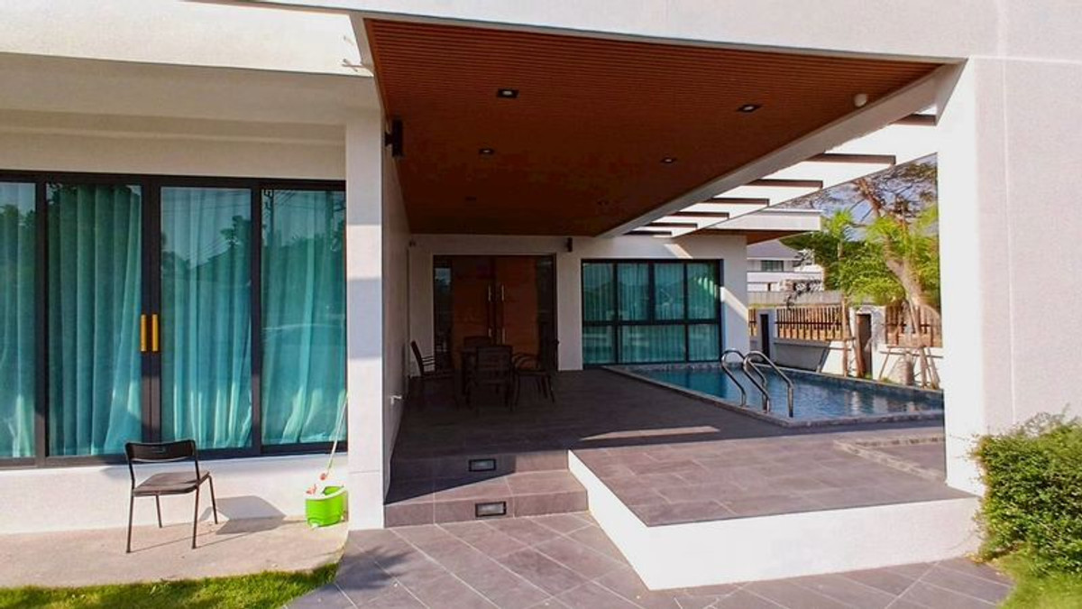 ขายบ้าน Pool villa 3 หลัง  85-93 ตร.วา พร้อมเข้าอยู่ สร้างรายได้ ให้คนกรุงเทพ เช่า คืนละ 20,000 บาท เฉลี่ยต่อคน พันเศษๆ หรือให้เช่า รายเดือนๆละ 100,000 บาท ได้ yield ดี ผลตอบแทนสูง  โทร 0974200400 ที่ตั้ง พัทยา ถนนชัยพฤษ ฝั่งทะเล จอมเทียน ขาย 18.5 ล้าน