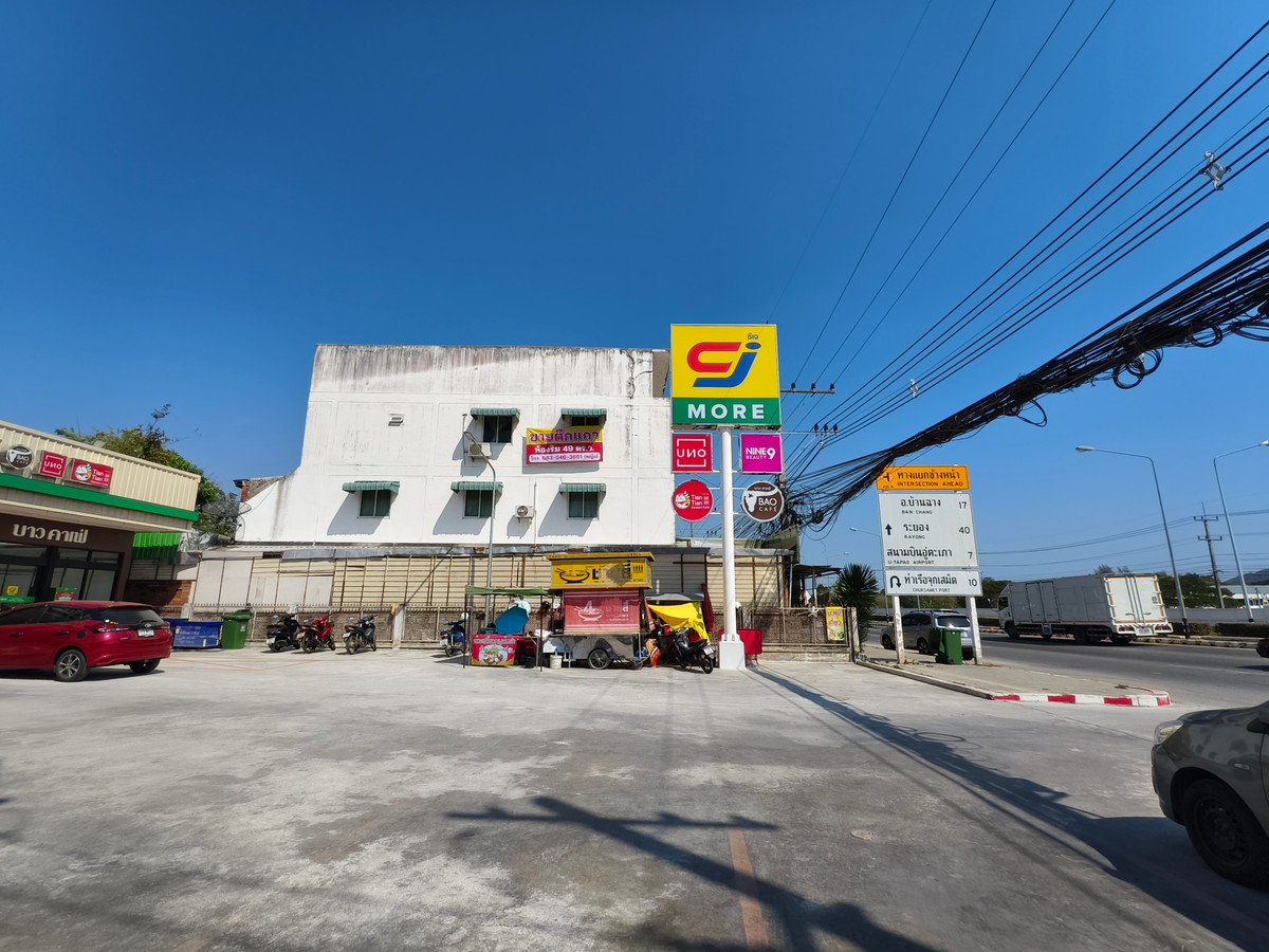 อาคารพาณิชย์ห้องริม 49 ตร.ว. หน้ากว้าง 6.5 ม.  ติด CJ More ถนนสุขุมวิท กม.5 สัตหีบ  เยื้องสนามกีฬากองทัพเรือ 