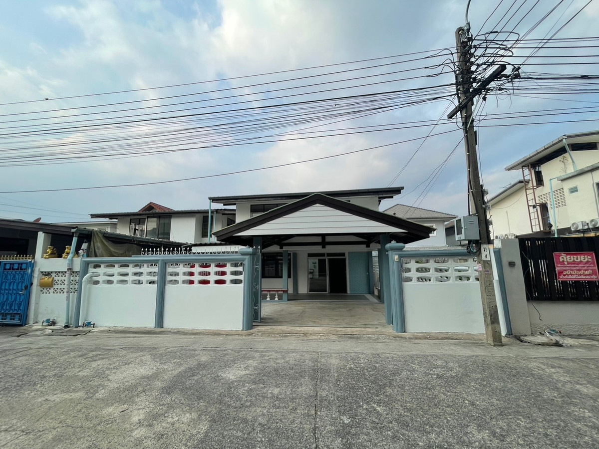 Single house for sale, four bedrooms, two bathrooms, Samakkhi Road, Nonthaburi.