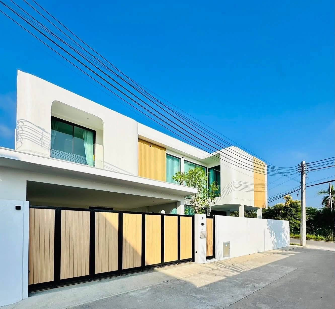 Modern style pool villa for rent, Hang Dong, Chiang Mai, usable area 240 sq m, accepting small dogs. Modern style pool villa for rent, Hang Dong, Chiang Mai, usable area 240 sq m, accepting small dogs.