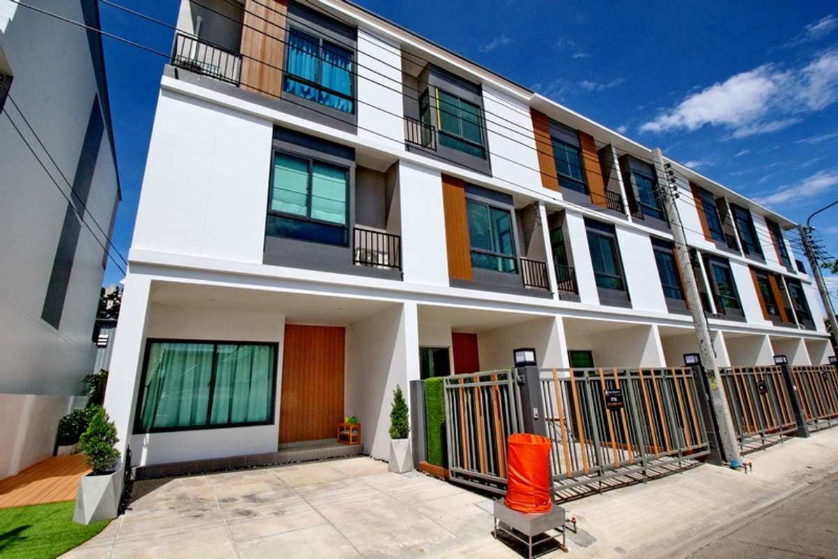โชคชัย 4 ซอย 20 แยก 4 / 3 (ขาย), Chokchai 4 Soi 20 Yaek 4 / 3 Bedrooms (FOR SALE) TPM322