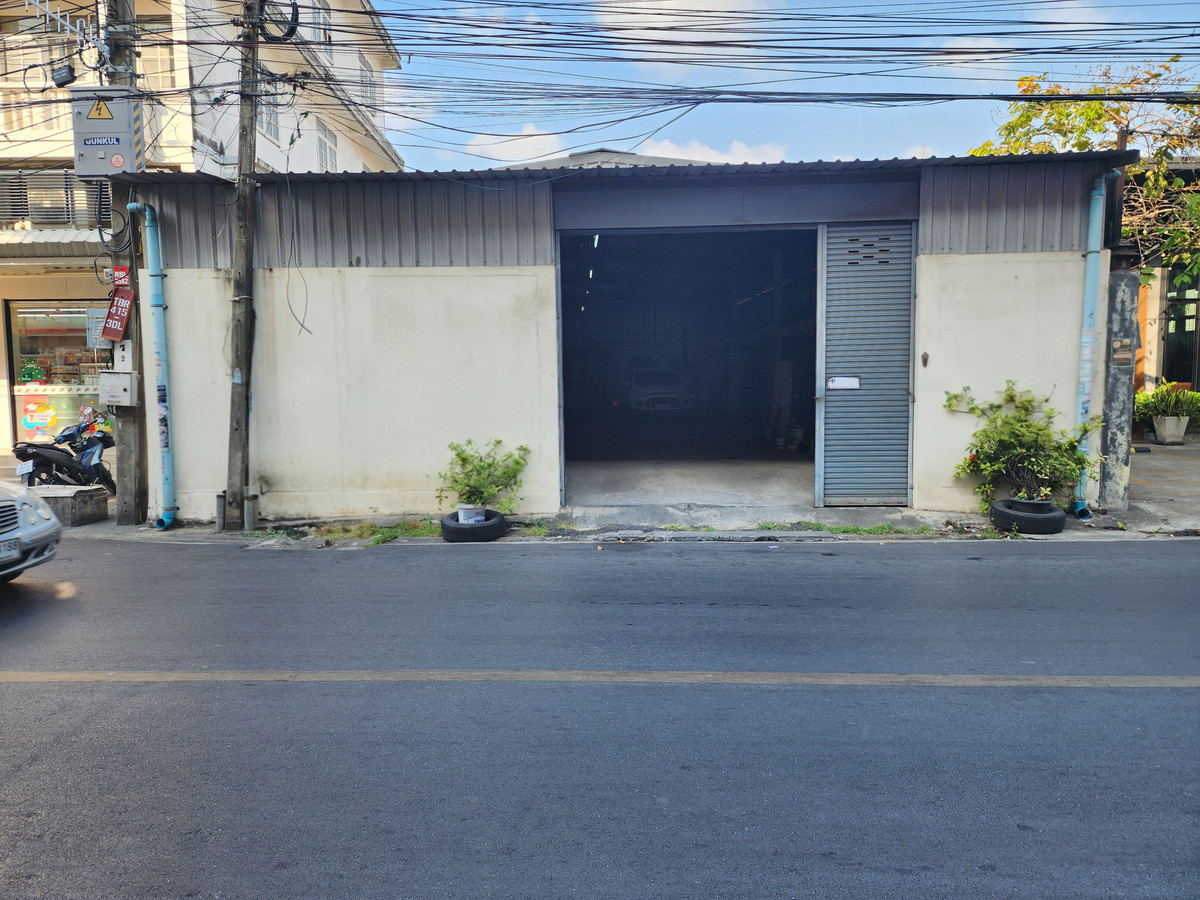 Great value investment! Small warehouse or factory on 51 sq.wah of land, orange zoning area, located in the heart of a commercial and residential community in Suksawat. Convenient access connecting Bangmod and Phra Pradaeng Great value investment! Small warehouse or factory on 51 sq.wah of land, orange zoning area, located in the heart of a commercial and residential community in Suksawat. Convenient access connecting Bangmod and Phra Pradaeng