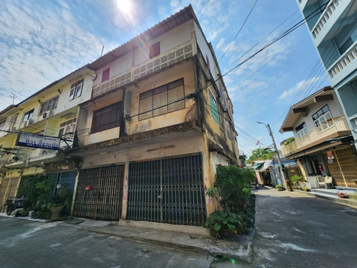 Commercial building for rent, 2 corner rooms, size 43 sq m. Soi Phetkasem 48/1, walk into the alley just 280 meters, near MRT Phetkasem 48, suitable for a hostel, coffee shop, shop. Commercial building for rent, 2 corner rooms, size 43 sq m. Soi Phetkasem 48/1, walk into the alley just 280 meters, near MRT Phetkasem 48, suitable for a hostel, coffee shop, shop.