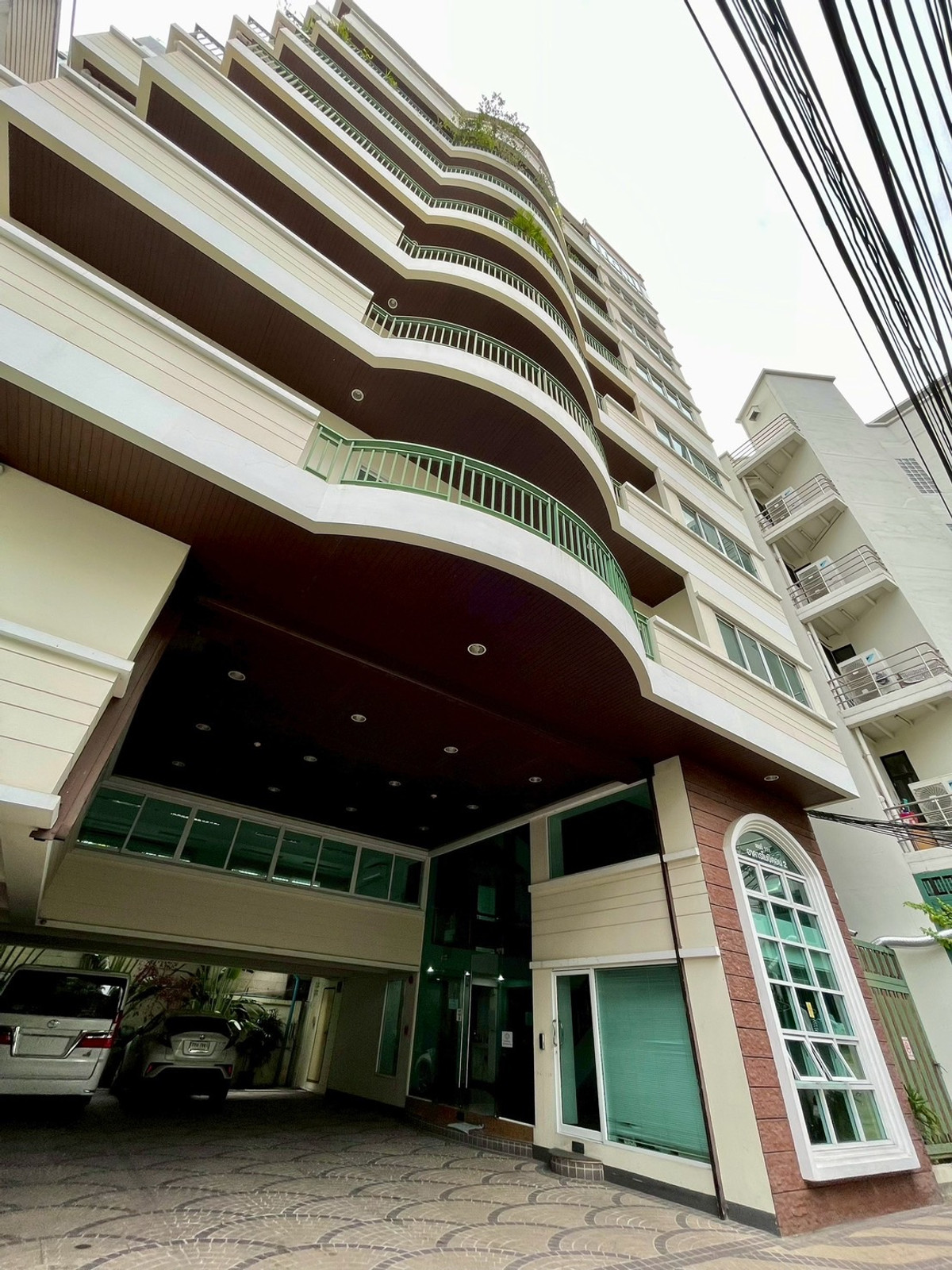 Office for rent, Sathorn-Narathiwat Road, beautiful, good location, near BTS Chong Nonsi. If interested, contact Line @841qqlnr