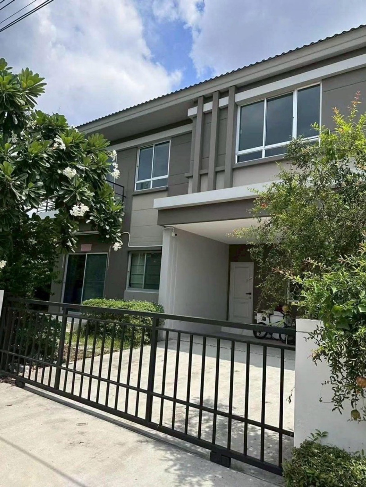 Single house for sale Life Bangkok Boulevard Ratchaphruek-Rattanathibet, behind the edge, there are no houses on the opposite side. Single house for sale Life Bangkok Boulevard Ratchaphruek-Rattanathibet, behind the edge, there are no houses on the opposite side.