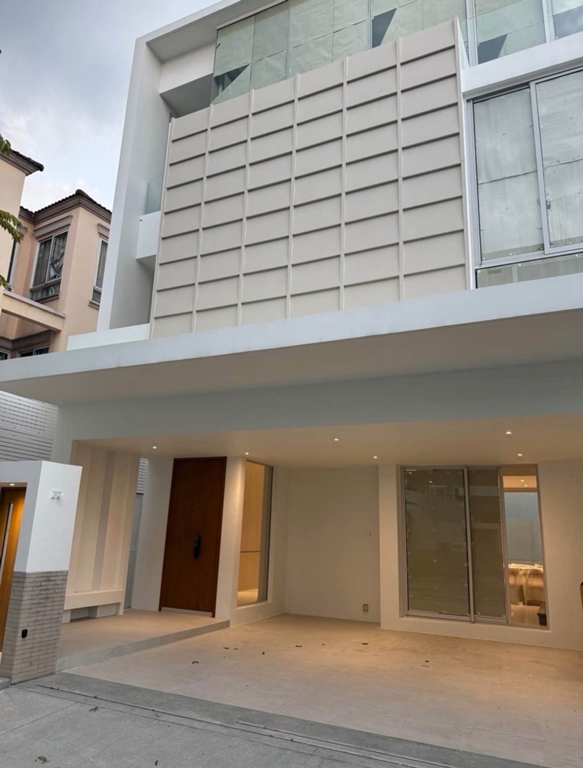 บ้านเดี่ยวหรู ขนาดใหญ่ 409 ตร.ม โซนพระราม 9 – เอกมัย ทำเลหายาก เหมาะอยู่อาศัยระยะยาว เดินทางสะดวก