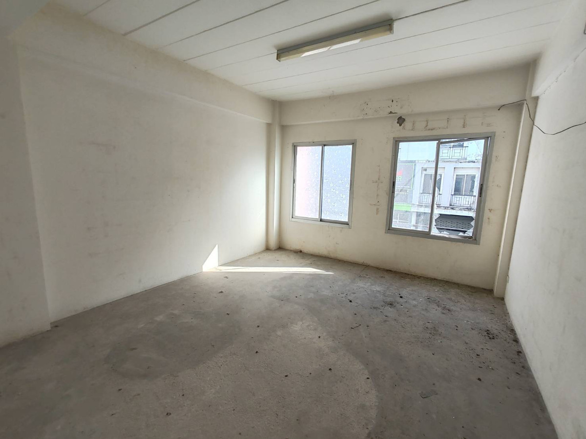 Serious Sale – No Price Games!!! 4-Storey Shophouse for Sale | 1 Unit | 16.6 sq.wah Located opposite Mali Market, Phutthamonthon Sai 4, within Thongkham Plaza Project, Soi 1. Close to major employment areas. Ideal for office use, business premises – รูปที่ 4
