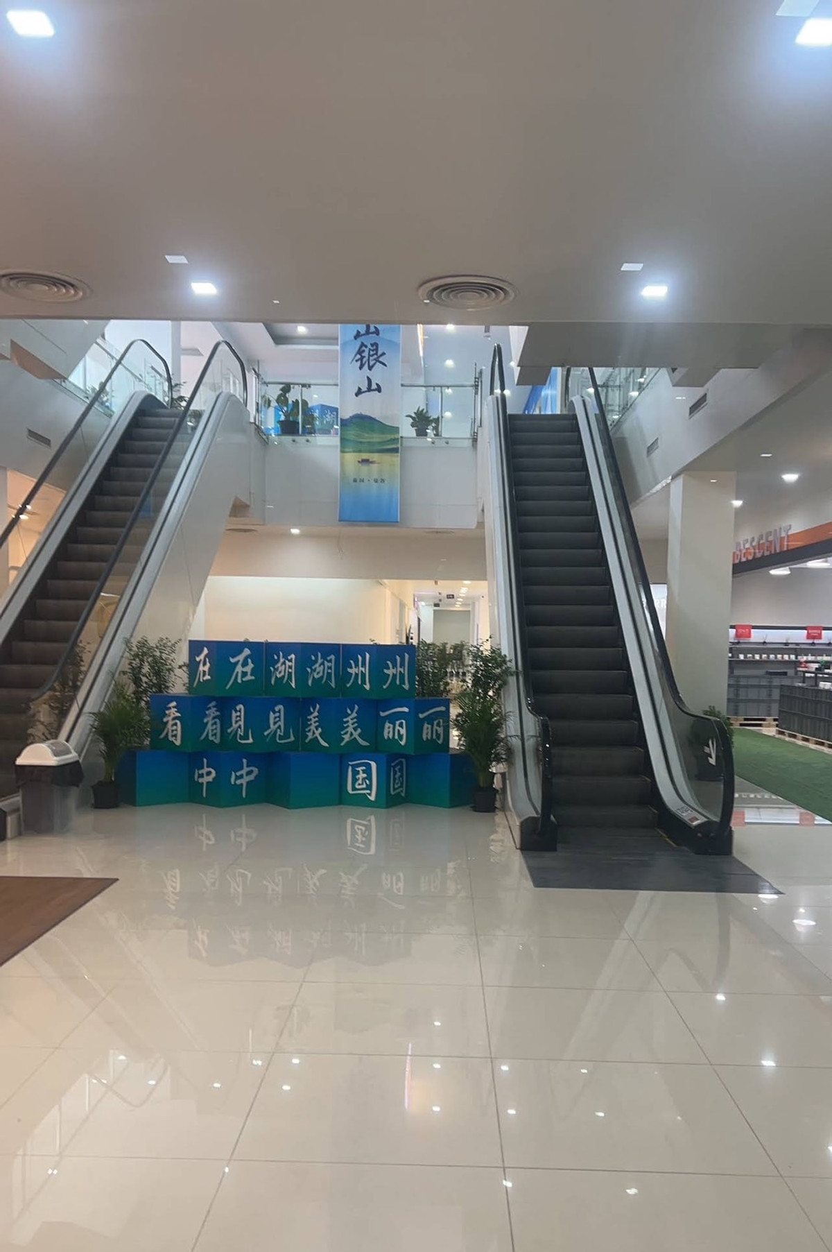 พื้นที่ขนาดใหญ่ เหมาะสำหรับทำสำนักงานใหญ่หรือโชว์รูม 380-4,500 ตรม. ติดถนนรัชดาภิเษก – รูปที่ 4