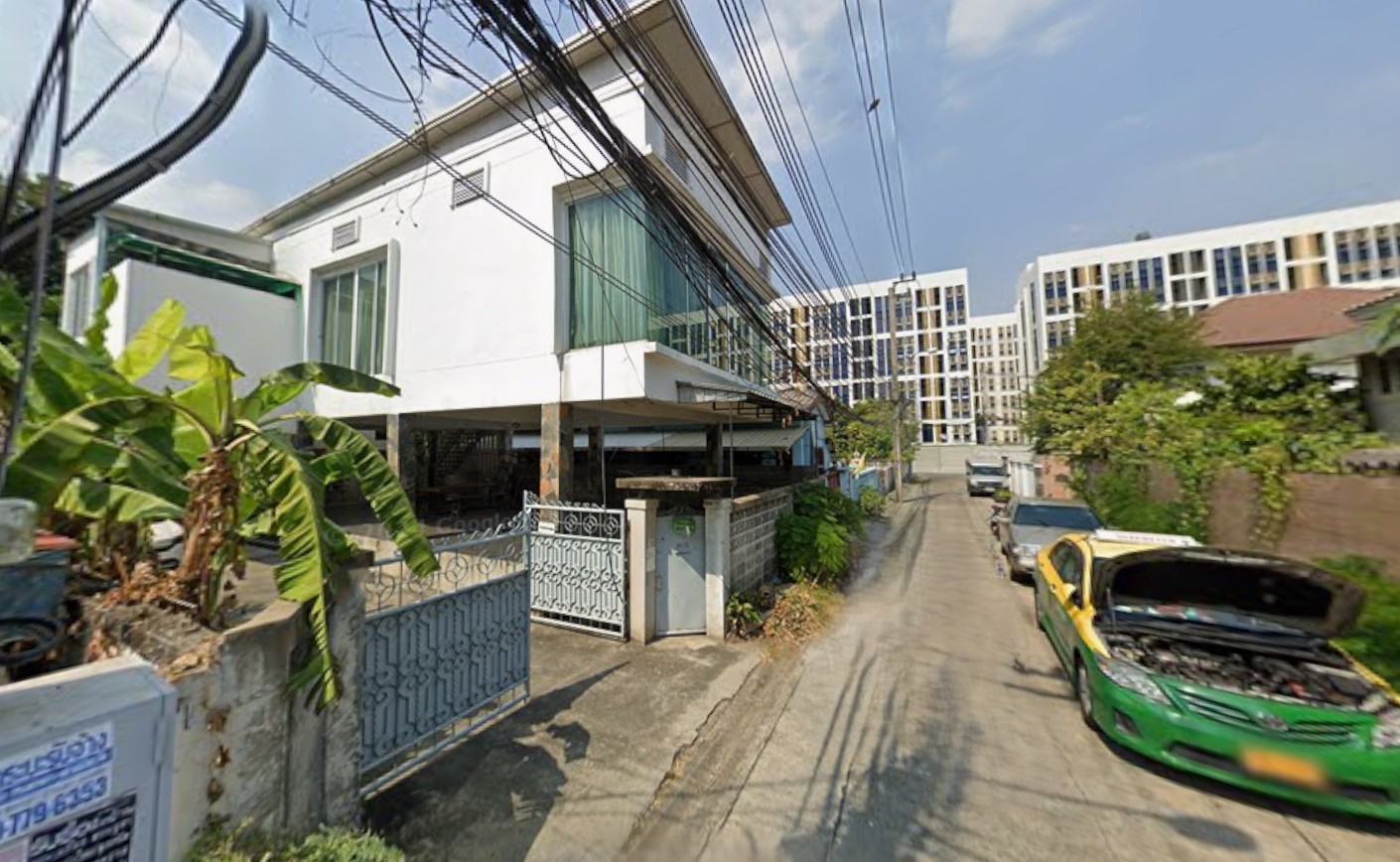 บ้าน 2ชั้น เลี้ยงสัตว์ได้ เดิน 5นาทีถึง เมเจอร์รัชโย เป็นบ้าน เพนเฮ้าสน์ ห้องนอนทั้งชั้น
