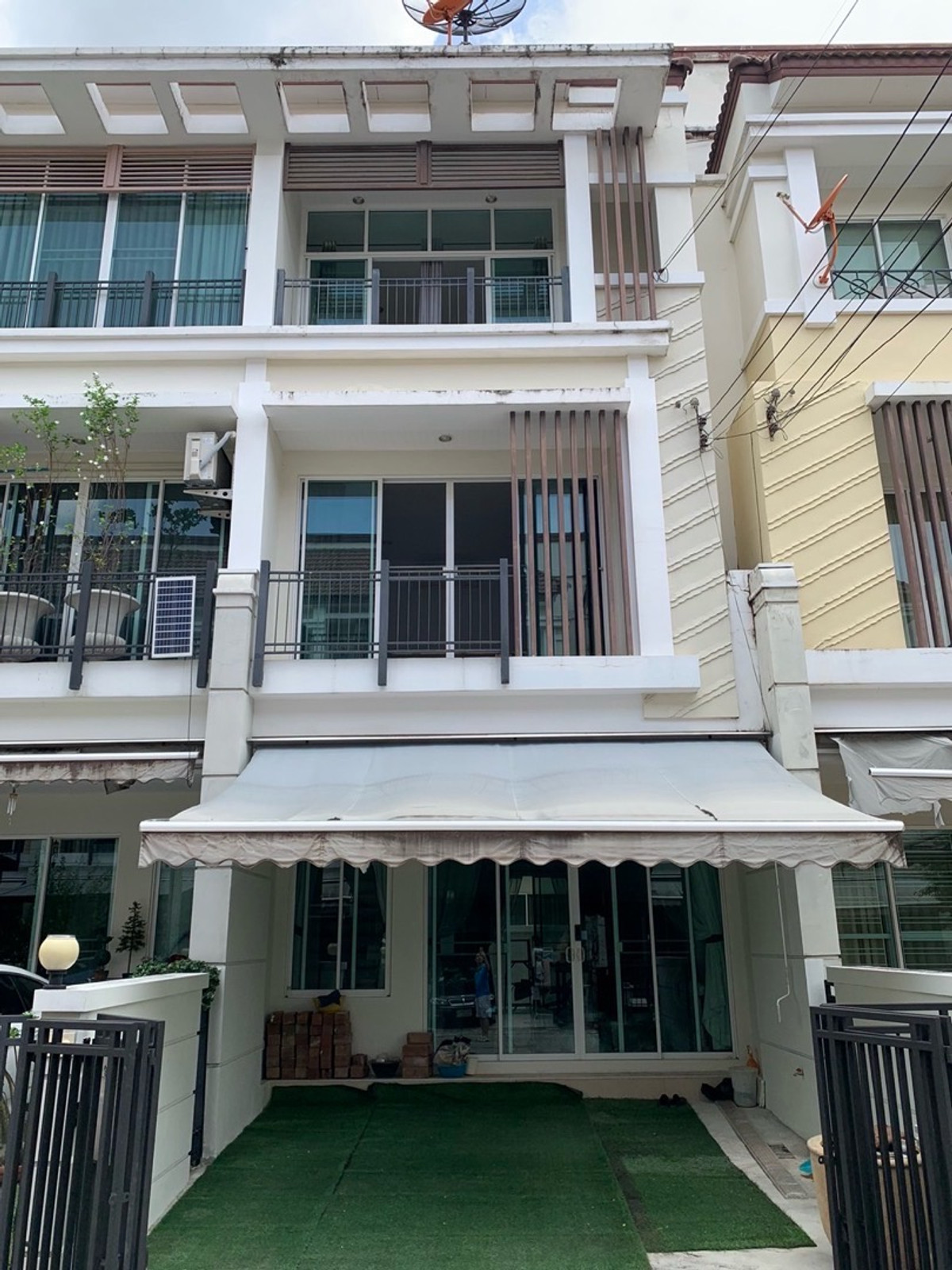 Beautiful townhouse for rent, Lat Pla Khao, 3 floors, 4 bedrooms.