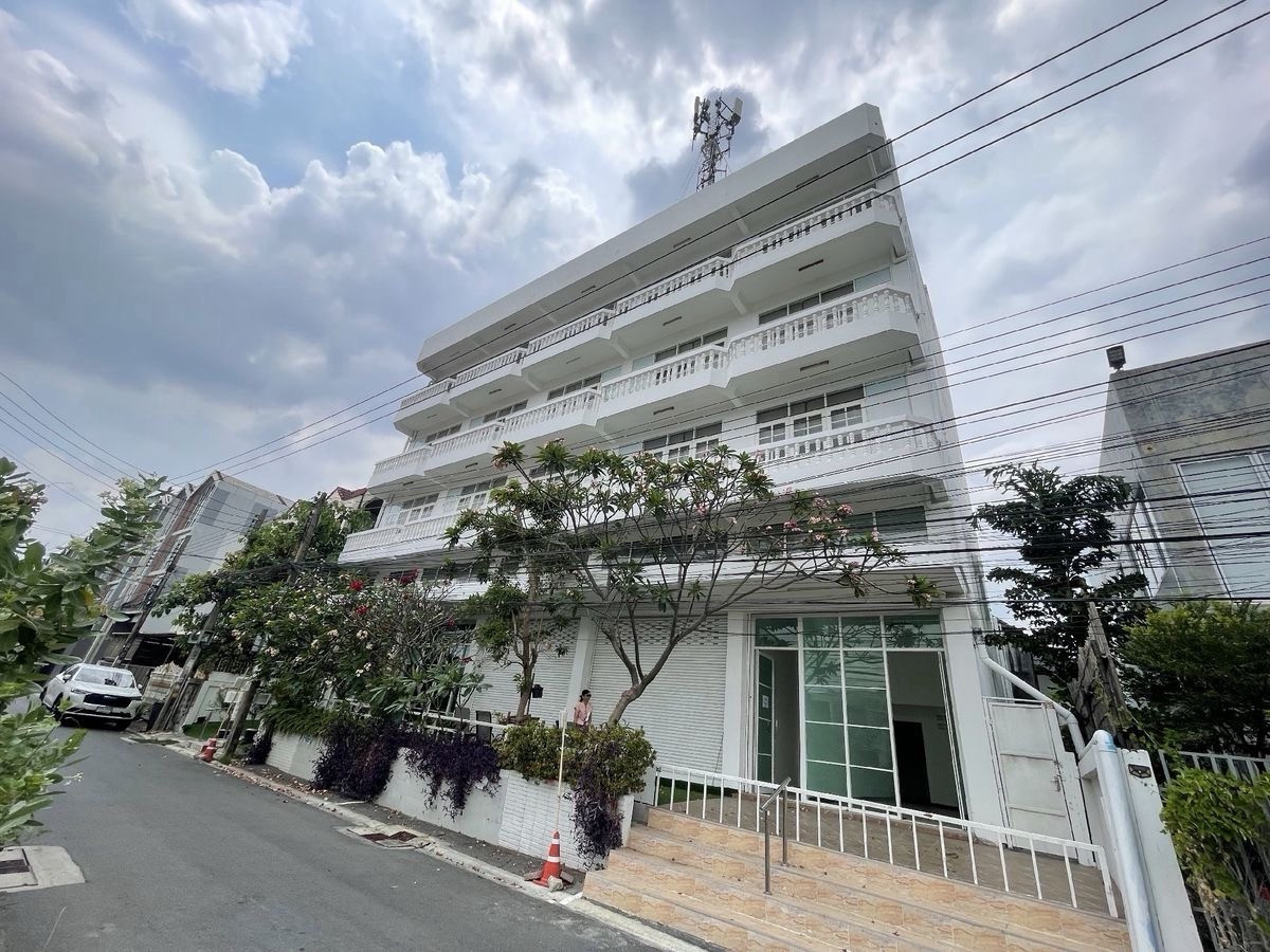 Commercial building for sale, 4 floors, 5 units, land 100 sq m, near Sukhumvit, easy travel, complete with all business functions.