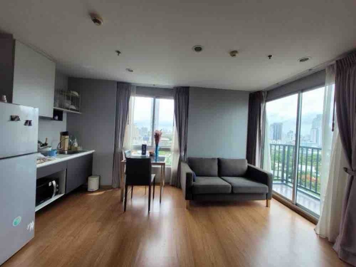 37 sqm , corner room with open view to canal ❄️