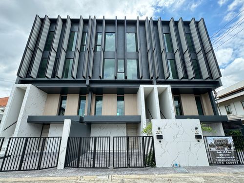 90021 - Selling Penthouses, LUXURY level, the only one in Chokchai 4, luxurious with premium grade materials throughout.