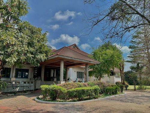 💙💛(For sale) House with 2.5 rai of land! 🏠Luxury mansion with swimming pool, corner plot, next to the road on 3 sides! 📍Samut Prakan city center