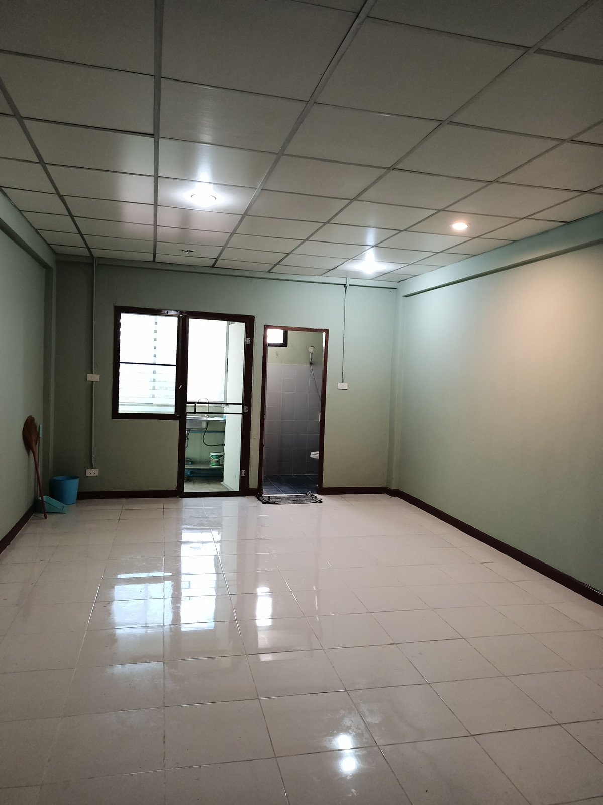 ROYAL CONDO ใกล้รถไฟฟ้าสีชมพู ROYAL CONDO ใกล้รถไฟฟ้าสีชมพู