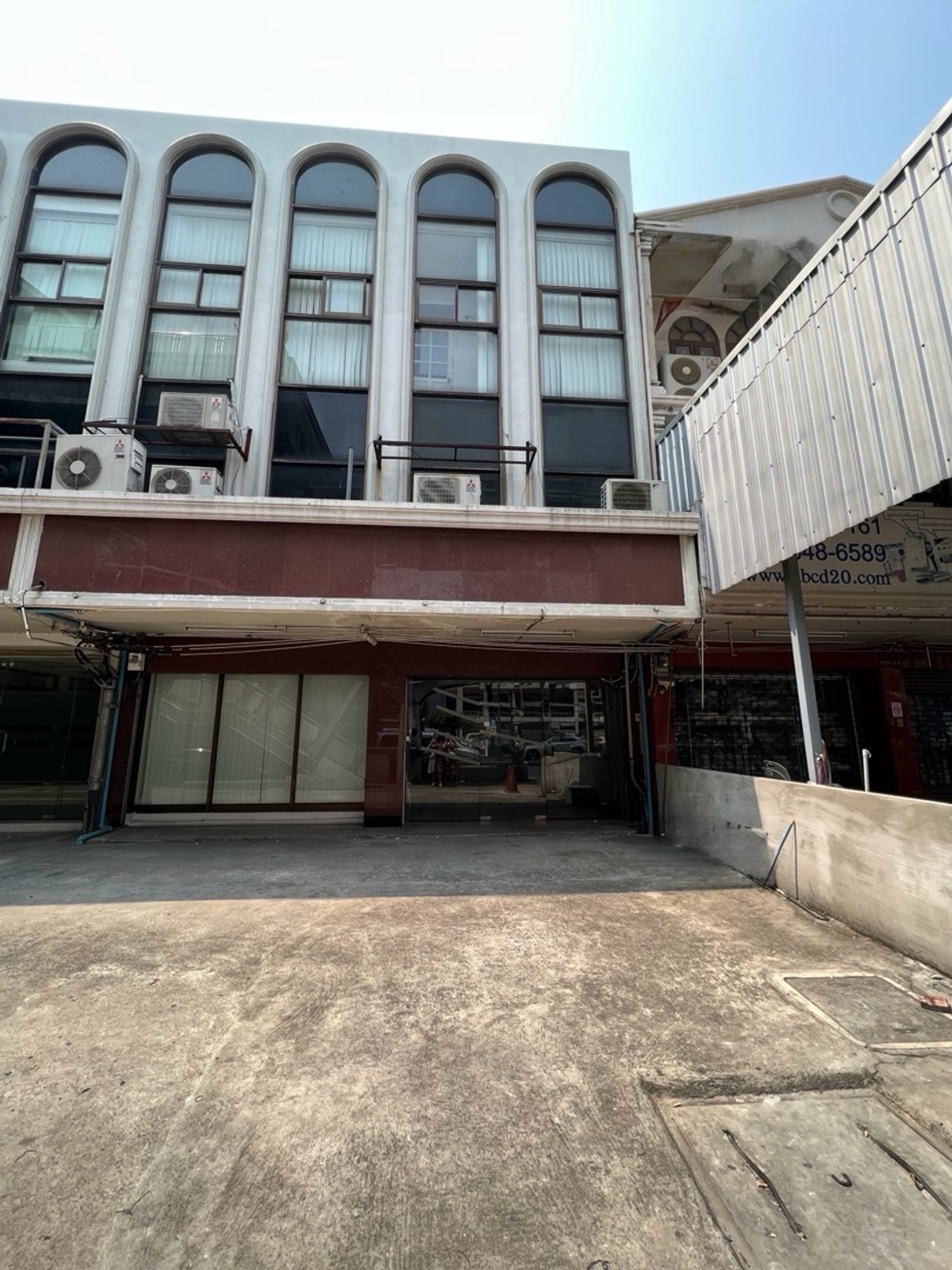 Commercial Building for Rent on Phaholyothin Road near BTS Sanam Pao 3 Floors 2 Connected Units 330 sq.m with Parking