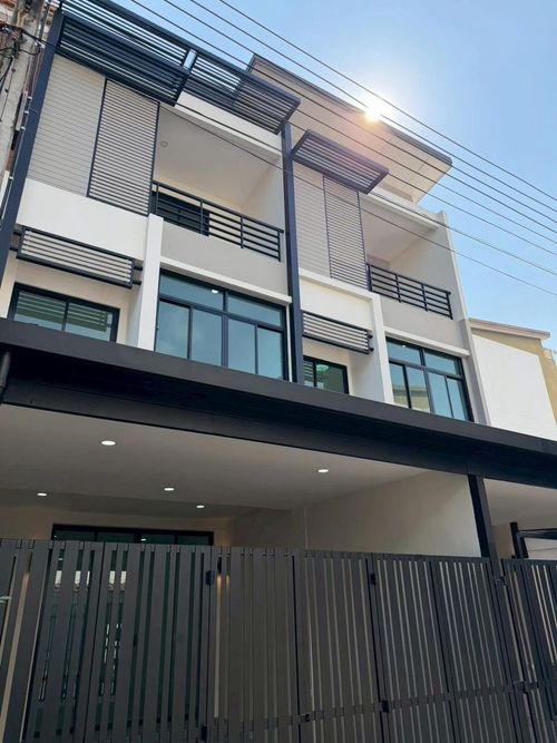 3-story townhome, Signature Watcharapol project, size 17 square meters, 3 bedrooms, Tha Raeng Subdistrict, Bang Khen District, Bangkok.