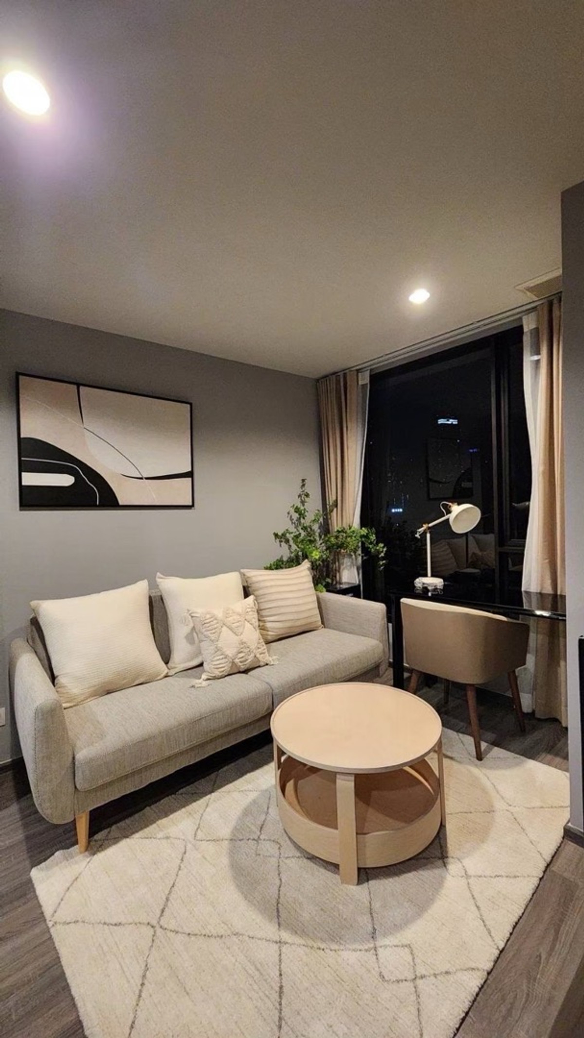 📍 For rent!! Ideo Mobi Sukhumvit 40💥 New price! Only 24,000฿ / month ❤️‍🔥🛏 1 bedroom 📐 size 34.74 sq m! Beautiful room, good location, near BTS Ekkamai, great value! 📞 Contact Aomam (Agent) Tel / Line ID : 095-587-1692 WhatsApp : +66 95 587 1692
