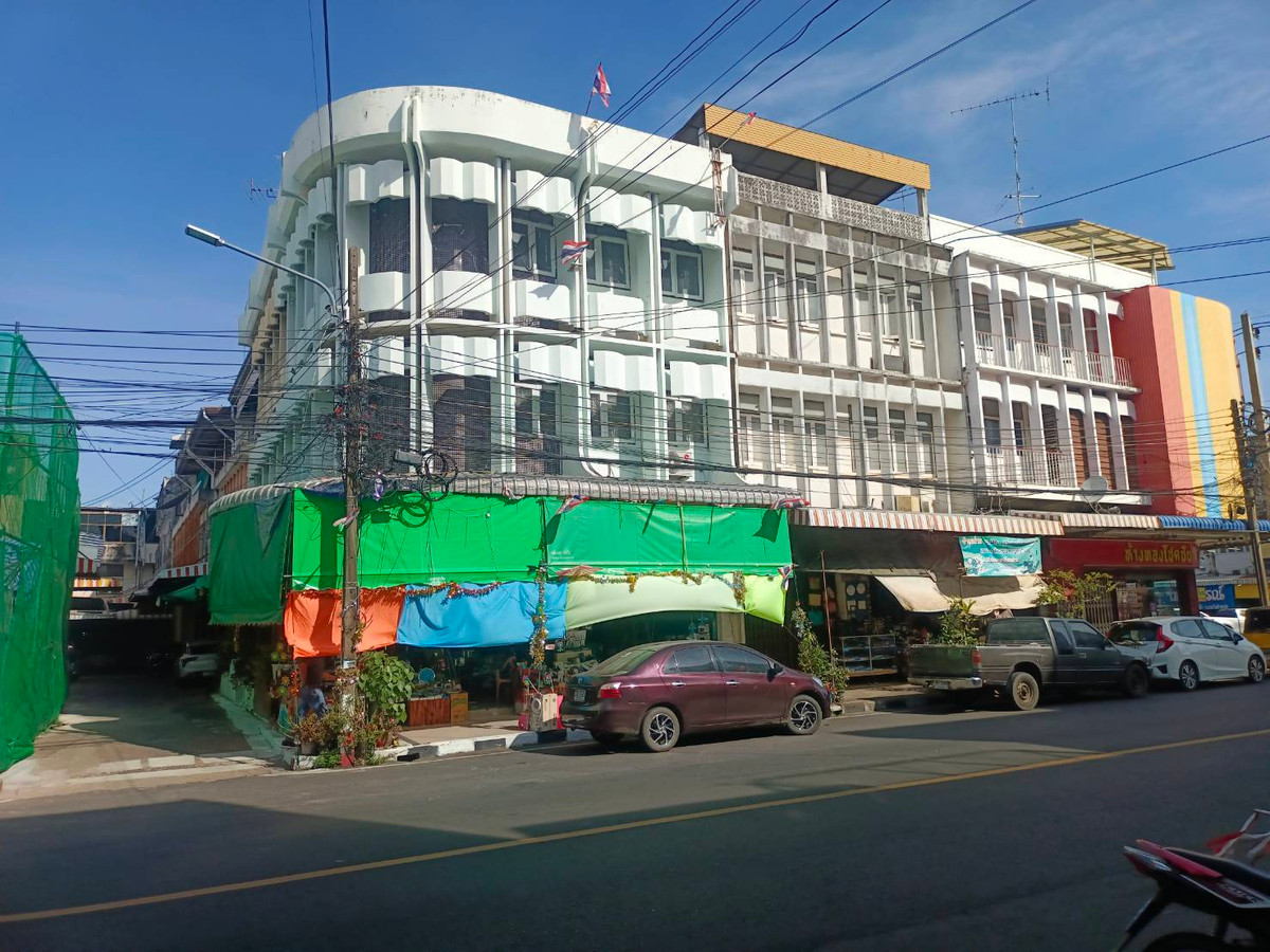 🔥 Golden opportunity for investors! - For sale: 3 and a half story commercial building, most prominent trading location in Warin Chamrap.