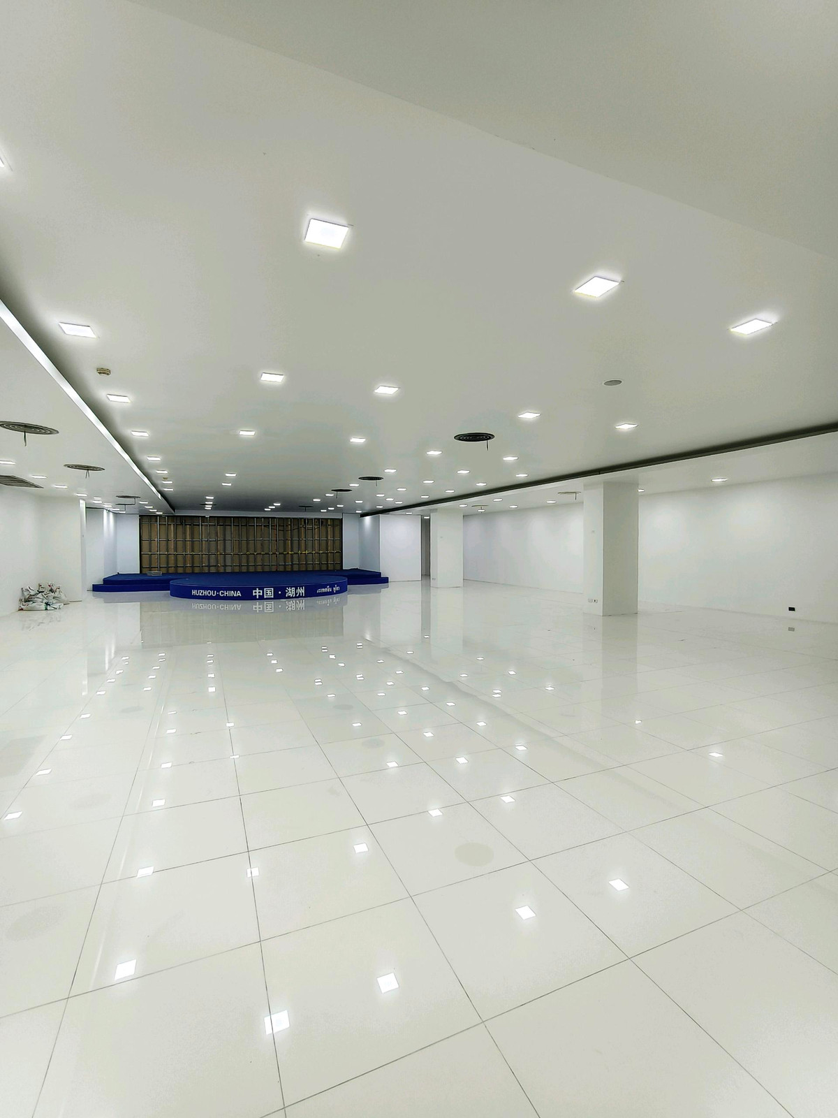 🔥 PRIME LOCATION รัชดา | อาคารขนาดใหญ่ติดถนนหลัก | ใกล้ MRT เพียงไม่กี่ก้าว  อยู่ระหว่าง MRT รัชดา – สุทธิสาร เดินทางสะดวกมาก 