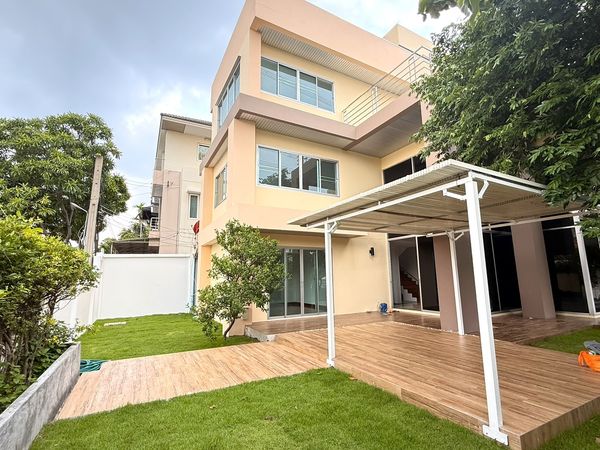3-House/Home Office with 5 Bedrooms, near Kasemrad Prachachuen Hospital, with a rooftop 